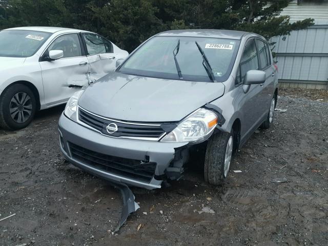 3N1BC1CP1CK808047 - 2012 NISSAN VERSA S GRAY photo 2