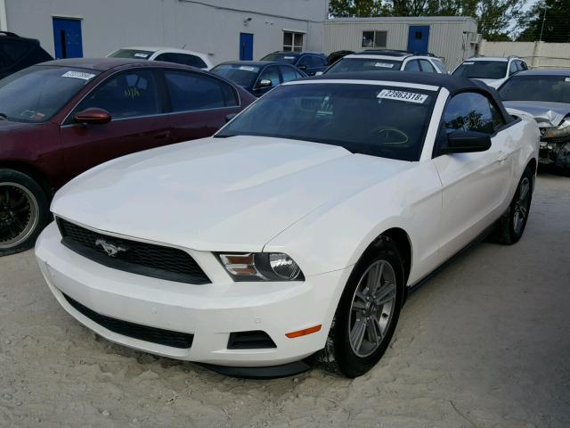 1ZVBP8EM9B5117822 - 2011 FORD MUSTANG WHITE photo 2