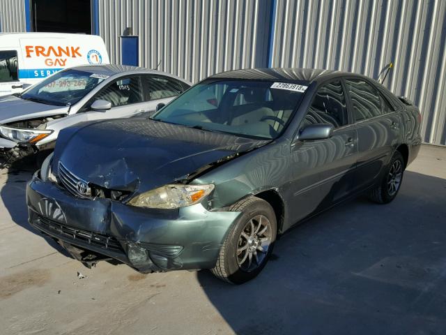 4T1BE32K25U075921 - 2005 TOYOTA CAMRY LE GREEN photo 2
