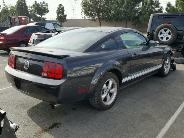 1ZVHT80N185141174 - 2008 FORD MUSTANG GRAY photo 4