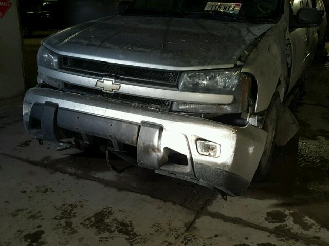 1GNDT13S552187556 - 2005 CHEVROLET TRAILBLAZE SILVER photo 9