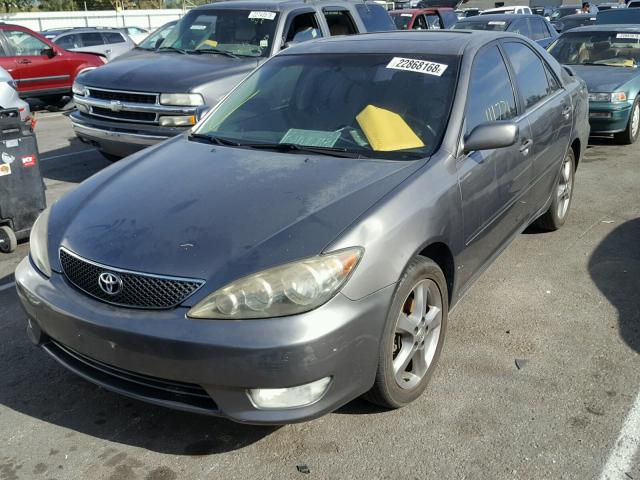 JTDBA32K950024617 - 2005 TOYOTA CAMRY SE GRAY photo 2