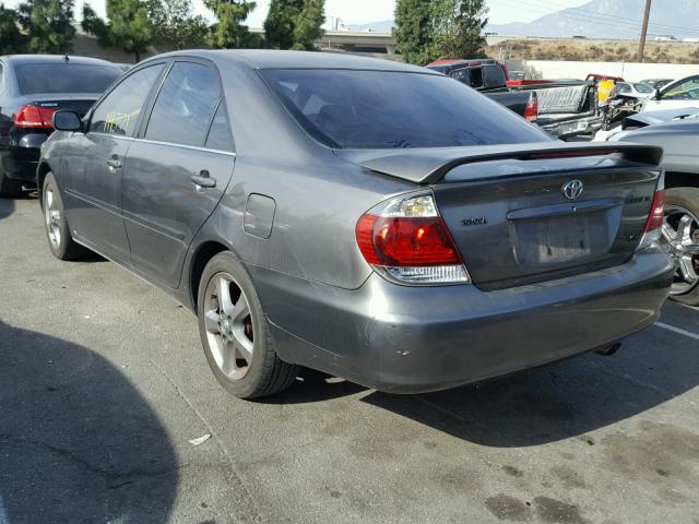 JTDBA32K950024617 - 2005 TOYOTA CAMRY SE GRAY photo 3