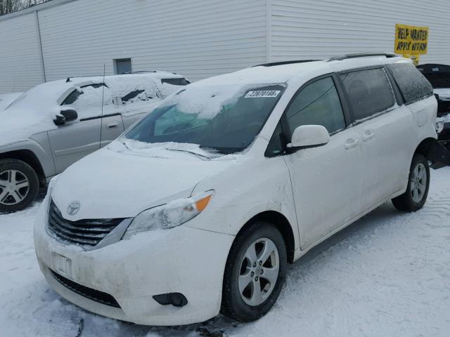 5TDKK3DC6ES460888 - 2014 TOYOTA SIENNA LE WHITE photo 2