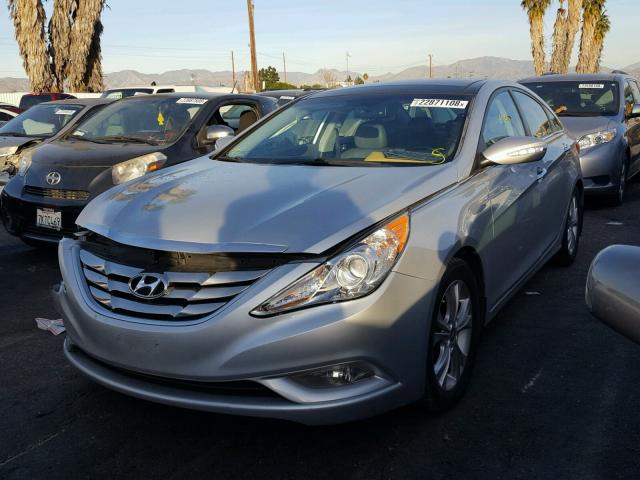 5NPEC4AC8DH569958 - 2013 HYUNDAI SONATA SE SILVER photo 2