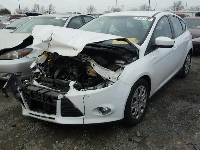 1FAHP3K25CL332426 - 2012 FORD FOCUS SE WHITE photo 2