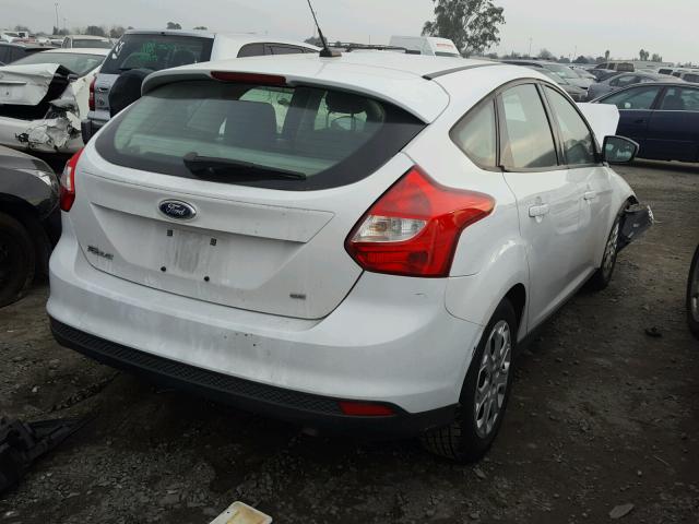 1FAHP3K25CL332426 - 2012 FORD FOCUS SE WHITE photo 4