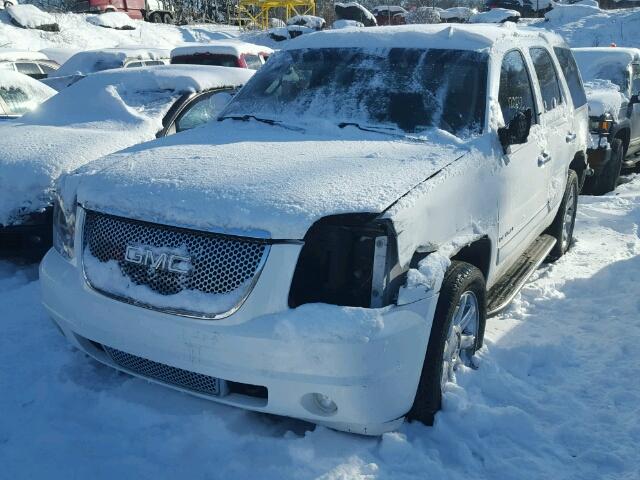 1GKUKEEF2AR290779 - 2010 GMC YUKON DENA WHITE photo 2