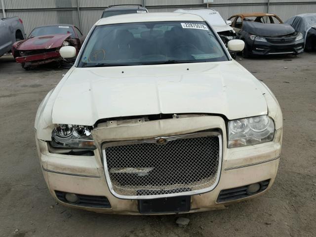 2C3JA53G35H163837 - 2005 CHRYSLER 300 TOURIN CREAM photo 9