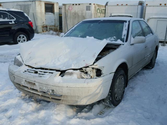 4T1BG22K2WU826067 - 1998 TOYOTA CAMRY CE WHITE photo 2