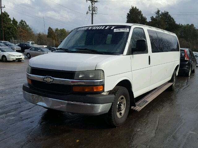 1GAHG39U571154769 - 2007 CHEVROLET EXPRESS G3 WHITE photo 2