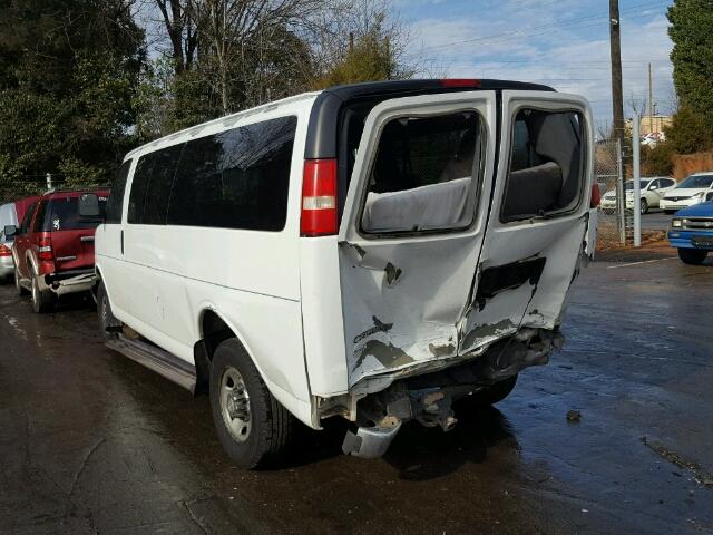 1GAHG39U571154769 - 2007 CHEVROLET EXPRESS G3 WHITE photo 3