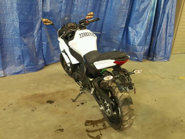 JKAEXEE19FDA19810 - 2015 KAWASAKI EX650 E WHITE photo 3