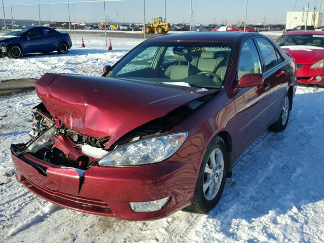 4T1BF30K65U086470 - 2005 TOYOTA CAMRY LE RED photo 2