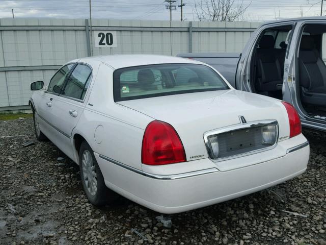 1LNHM81W53Y648203 - 2003 LINCOLN TOWN CAR E WHITE photo 3