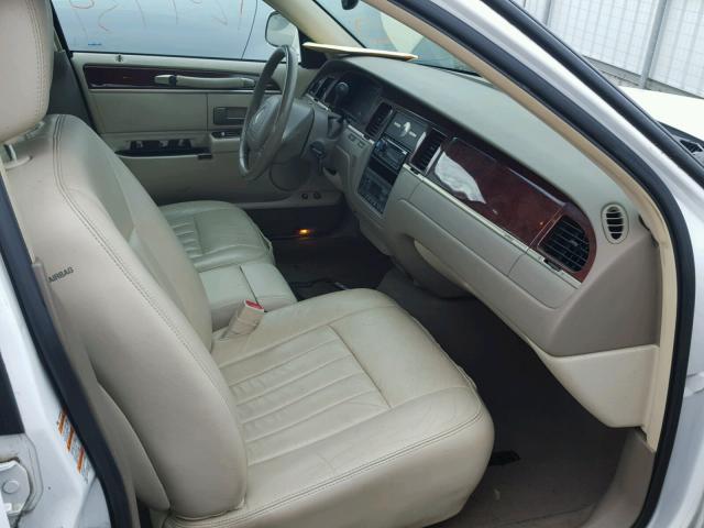 1LNHM81W53Y648203 - 2003 LINCOLN TOWN CAR E WHITE photo 5