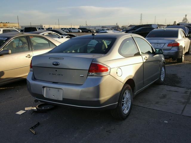 1FAHP33N38W288361 - 2008 FORD FOCUS SE GRAY photo 4