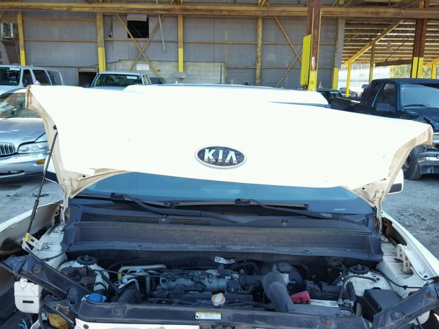 KNDJT2A27B7728304 - 2011 KIA SOUL + WHITE photo 7