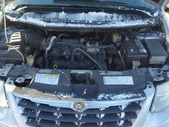 2C4GP54L75R600684 - 2005 CHRYSLER TOWN & COU SILVER photo 7