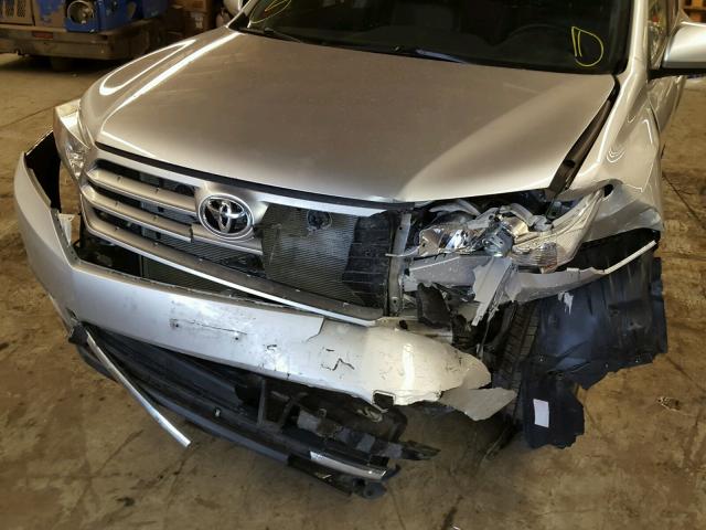 5TDBK3EH0DS216386 - 2013 TOYOTA HIGHLANDER SILVER photo 9