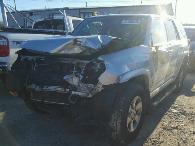 JTEBU5JR1B5066985 - 2011 TOYOTA 4RUNNER SR SILVER photo 2