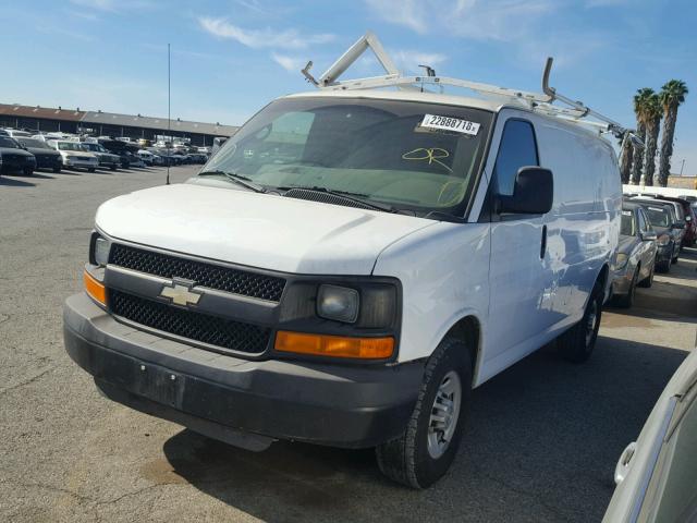 1GCWGFCA3B1168421 - 2011 CHEVROLET EXPRESS G2 WHITE photo 2