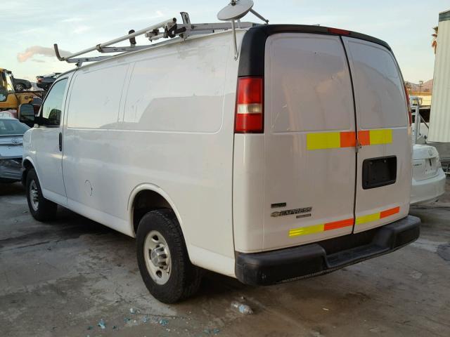 1GCWGFCA3B1168421 - 2011 CHEVROLET EXPRESS G2 WHITE photo 3