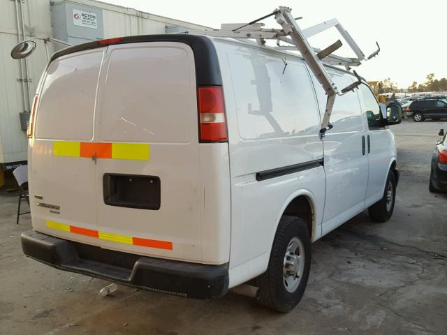 1GCWGFCA3B1168421 - 2011 CHEVROLET EXPRESS G2 WHITE photo 4