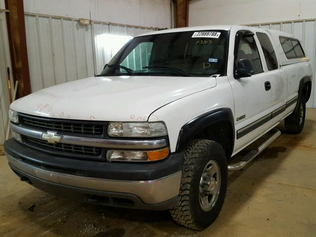 1GCGK29U2YE137305 - 2000 CHEVROLET SILVERADO WHITE photo 2