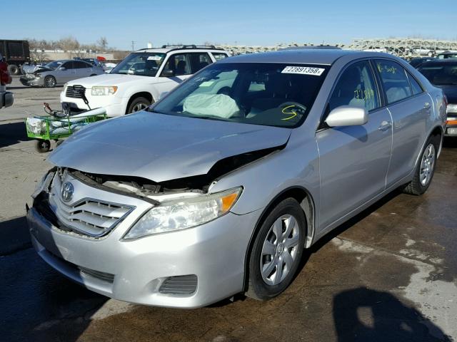 4T4BF3EKXAR009402 - 2010 TOYOTA CAMRY BASE SILVER photo 2