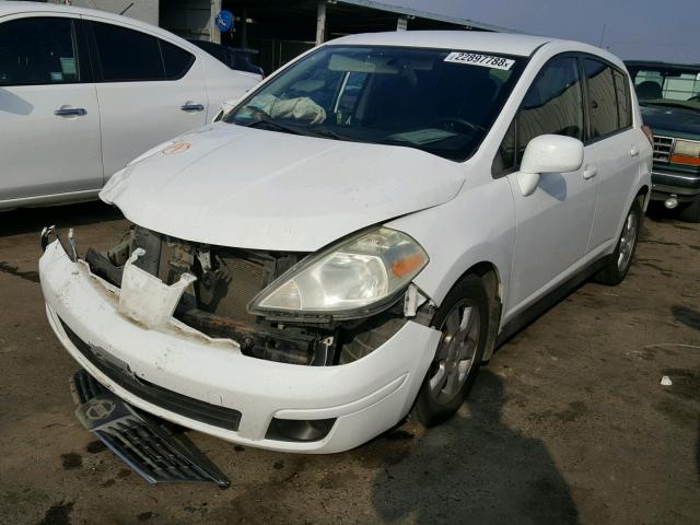 3N1BC13E29L387585 - 2009 NISSAN VERSA S WHITE photo 2