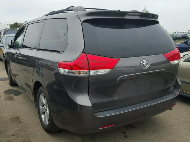 5TDKK3DC5CS216386 - 2012 TOYOTA SIENNA LE GRAY photo 3