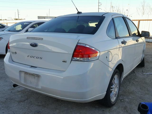 1FAHP3FN4BW134826 - 2011 FORD FOCUS SE WHITE photo 4