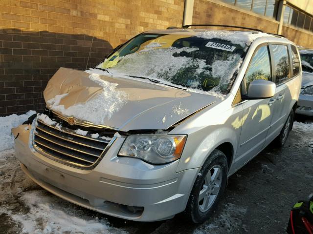 2A8HR54P78R135032 - 2008 CHRYSLER TOWN & COU SILVER photo 2