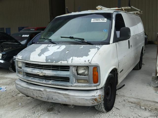 1GCFG15W7Y1264640 - 2000 CHEVROLET EXPRESS G1 WHITE photo 2