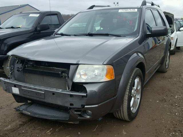 1FMDK06125GA21700 - 2005 FORD FREESTYLE GRAY photo 2