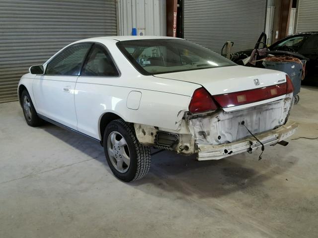 1HGCG3243YA026822 - 2000 HONDA ACCORD LX WHITE photo 3