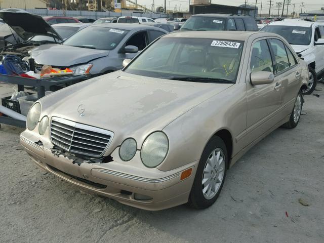 WDBJF65J9YB003663 - 2000 MERCEDES-BENZ E 320 GOLD photo 2