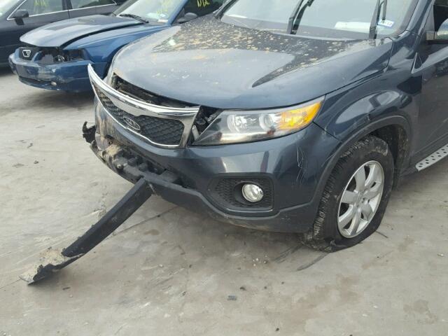 5XYKT4A12BG102024 - 2011 KIA SORENTO BA BLACK photo 9