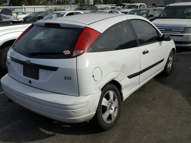 3FAFP31Z83R176289 - 2003 FORD FOCUS ZX3 WHITE photo 4