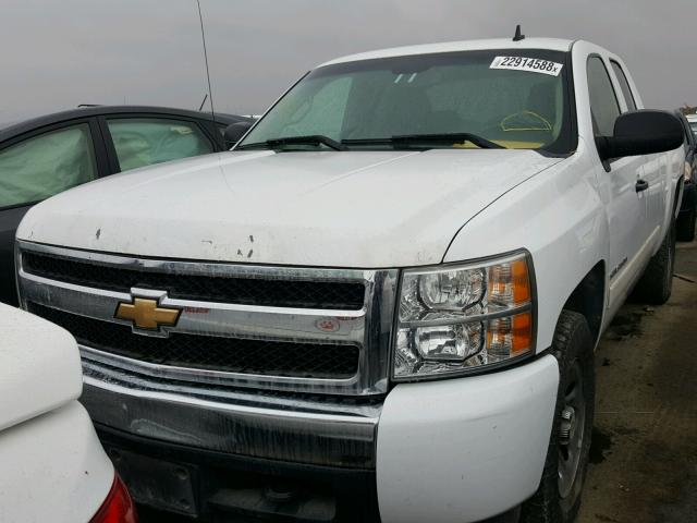 2GCEC190X71729935 - 2007 CHEVROLET SILVERADO WHITE photo 2