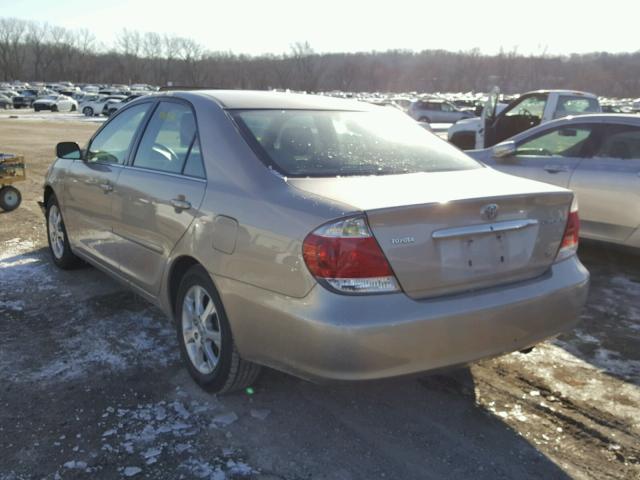 4T1BF32K85U598647 - 2005 TOYOTA CAMRY LE GOLD photo 3