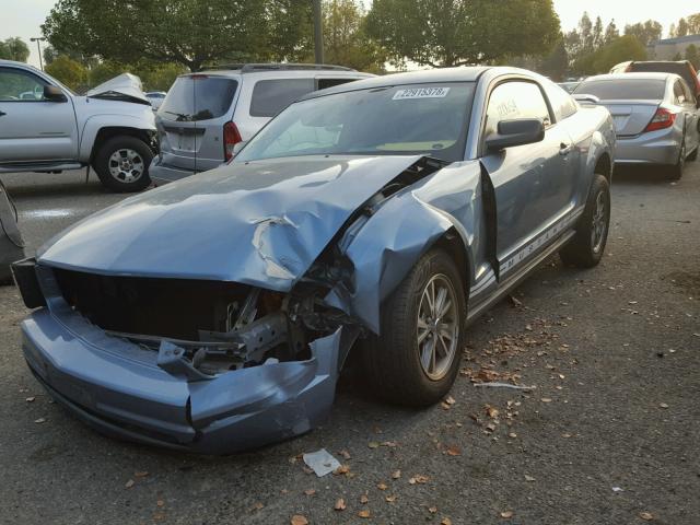 1ZVFT80N455142760 - 2005 FORD MUSTANG BLUE photo 2