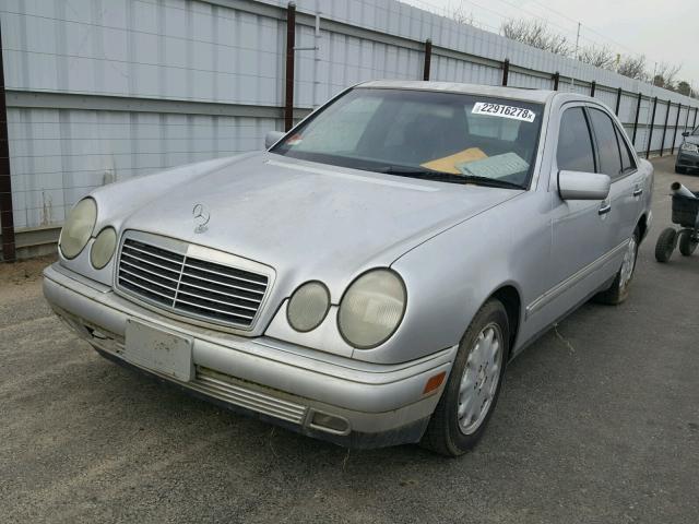 WDBJF65F4WA711186 - 1998 MERCEDES-BENZ E 320 SILVER photo 2