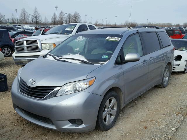 5TDKK3DC5ES524595 - 2014 TOYOTA SIENNA LE SILVER photo 2