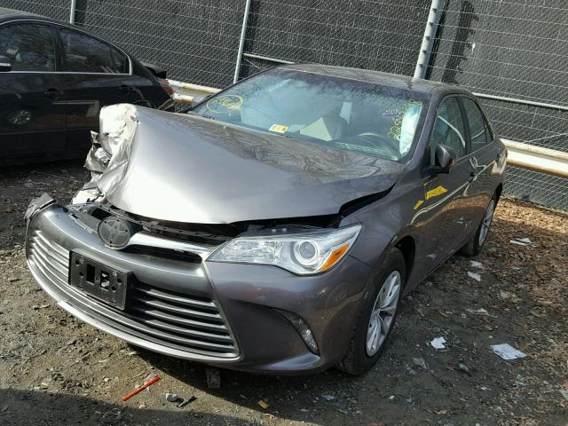 4T4BF1FK1FR468523 - 2015 TOYOTA CAMRY LE GRAY photo 2