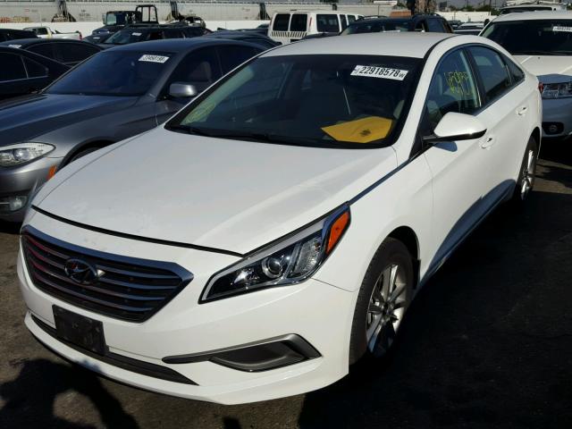 5NPE24AF6HH484183 - 2017 HYUNDAI SONATA SE WHITE photo 2