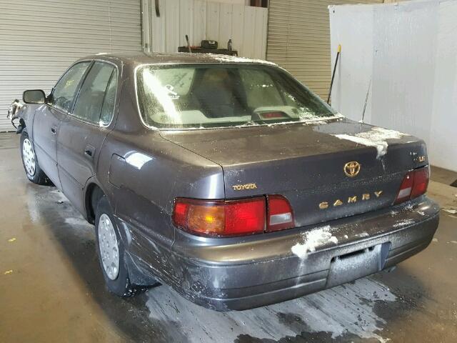 4T1BG12K5TU917176 - 1996 TOYOTA CAMRY DX GRAY photo 3