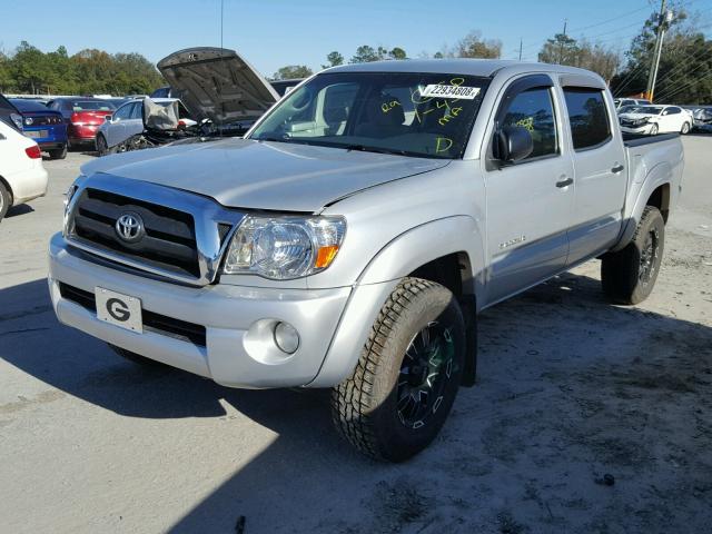 3TMJU62N05M007605 - 2005 TOYOTA TACOMA DOU SILVER photo 2