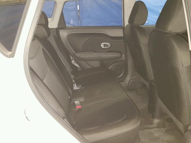 KNDJN2A26G7373661 - 2016 KIA SOUL WHITE photo 6